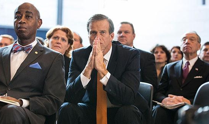O capelão do Senado, Barry Black [à esquerda], sentado junto aos senadores John Thune, Heidi Heitkamp, Jon Tester e Chuck Grassley. (Foto: M.Scott Mahaskey/Politico)