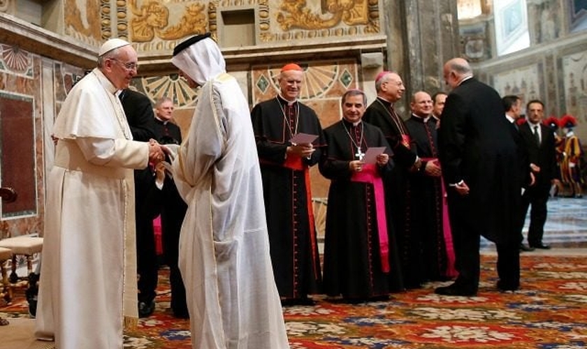 Papa Francisco cumprimenta muçulmanos pessoalmente no Vaticano no fim do Ramadã. (Foto: AP/Lapresse)