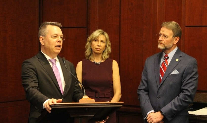 Pastor Andrew Brunson em discurso no Capitólio dos Estados Unidos, ao lado de sua esposa, Norine. (Foto: USCIRF)