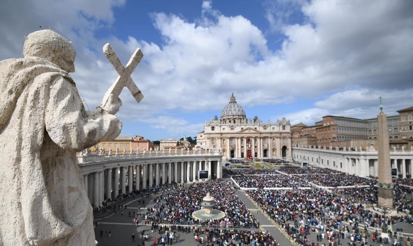 Imagem de arquivo mostra milhares de fiéis reunidos na praça da basílica de São Pedro. (Foto: Pier Paolo Cito/AP)