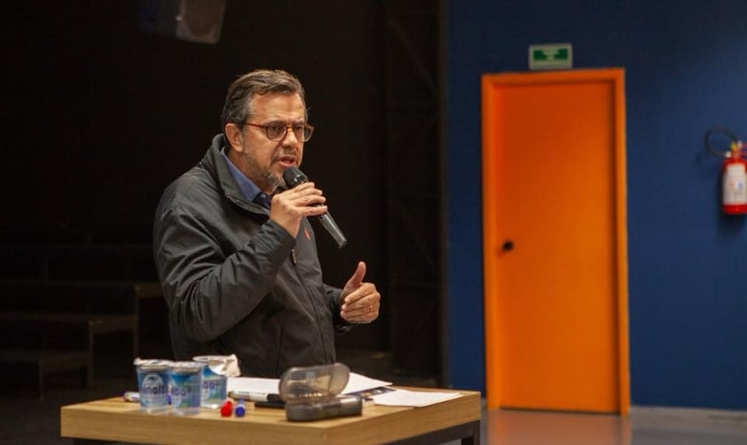 Psicanalista Eduardo Silva em palestra na Igreja Batista de Água Branca, em São Paulo. (Foto: IBAB Educação)