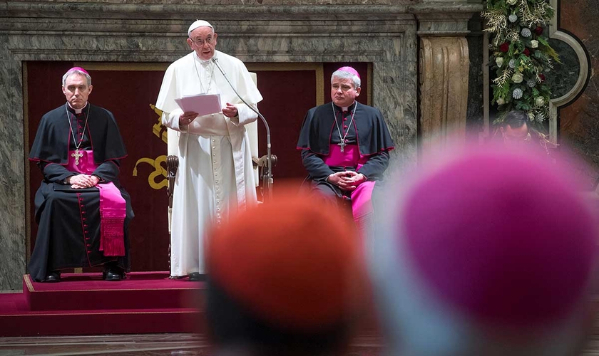 Papa Francisco fala em reunião anual com os principais funcionários da Cúria Romana e do Estado da Cidade do Vaticano. (Foto: CNS/Claudio Peri via Reuters)