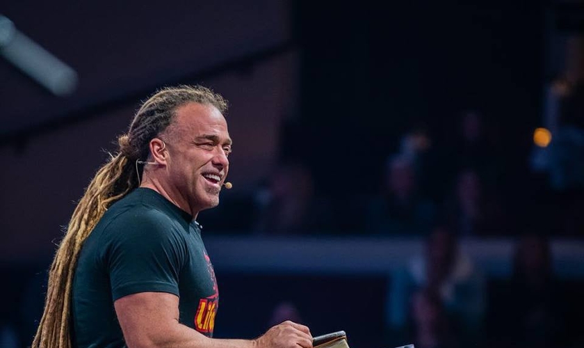 O evangelista Todd White esclarece que a falta de cura não é provocada pela falta de fé. (Foto: Reprodução/Facebook)