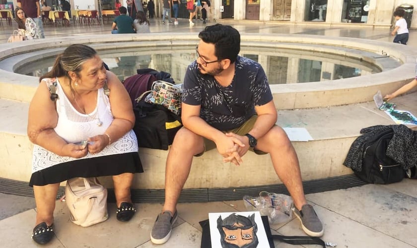 O missionário Fernando Sousa em momento de evangelismo nas ruas de Lisboa. (Foto: Arquivo Pessoal)