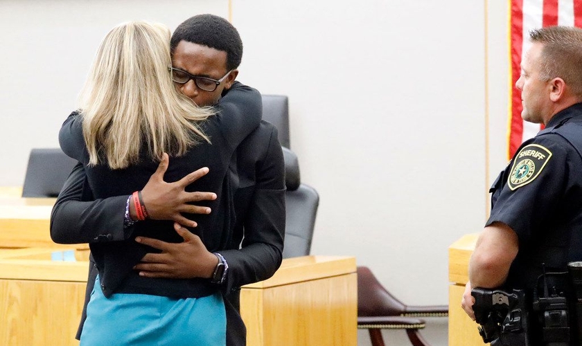 Brandt Jean abraça a assassina de seu irmão, Amber Guyger, durante audiência em Dallas. (Foto: Tom Fox)