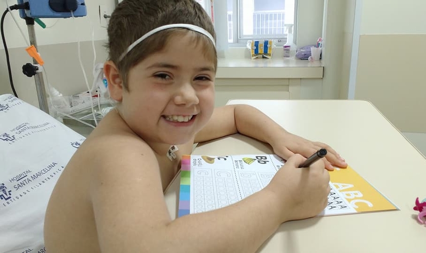 Júlia Abrame comemora sucesso de transplante de medula óssea. (Foto: Arquivo Pessoal/Adriana Abrame)