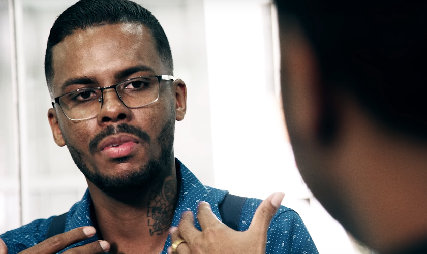 Felipe Monteiro contou seu testemunho de vida na série “Saudade”, do cantor Thalles Roberto. (Foto: Reprodução/YouTube)