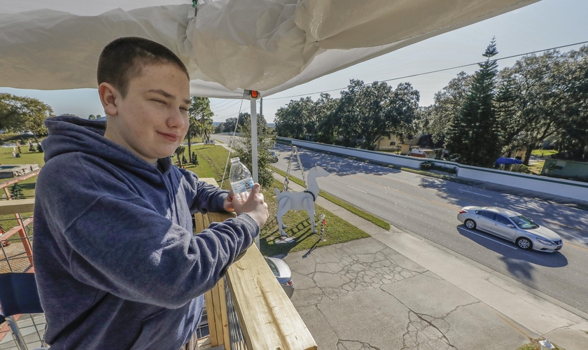 Carson Rudy, de 14 anos, arrecadou doações para uma organização cristã em uma campanha nos EUA. (Foto: Pierre Ducharme/The Ledger)