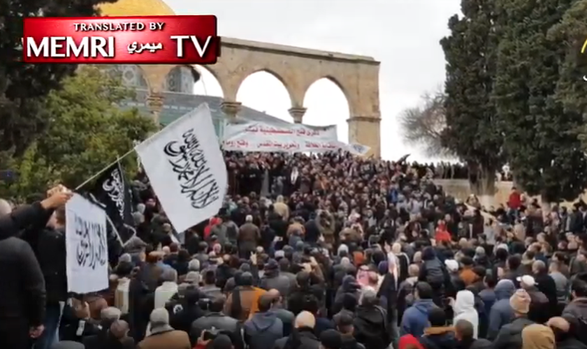 O pregador palestino Nidhal Siam diante de uma multidão de fiéis muçulmanos na Mesquita Al-Aqsa. (Foto: MEMRI)