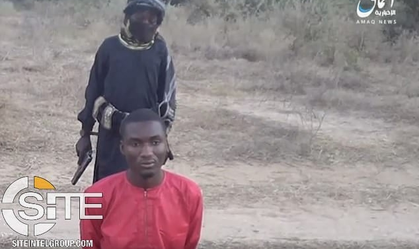 Imagens divulgadas pelo Estado Islâmico mostra uma criança de 8 anos realizando a execução de um cristão nigeriano. (Foto: SITE Intelligence Group)