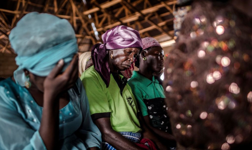 Uma mulher cristã ora enquanto assiste ao culto de domingo na Igreja Ecwa,no Estado de Kaduna, Nigéria, em 14 de abril de 2019. (Foto: LUIS TATO/AFP via Getty Images)