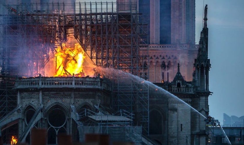 Incêndio na Catedral de Notre Dame, em abril de 2019, chamou a atenção para ataques contra igrejas na França. (Foto: Veronique de Viguerie/Getty Images)