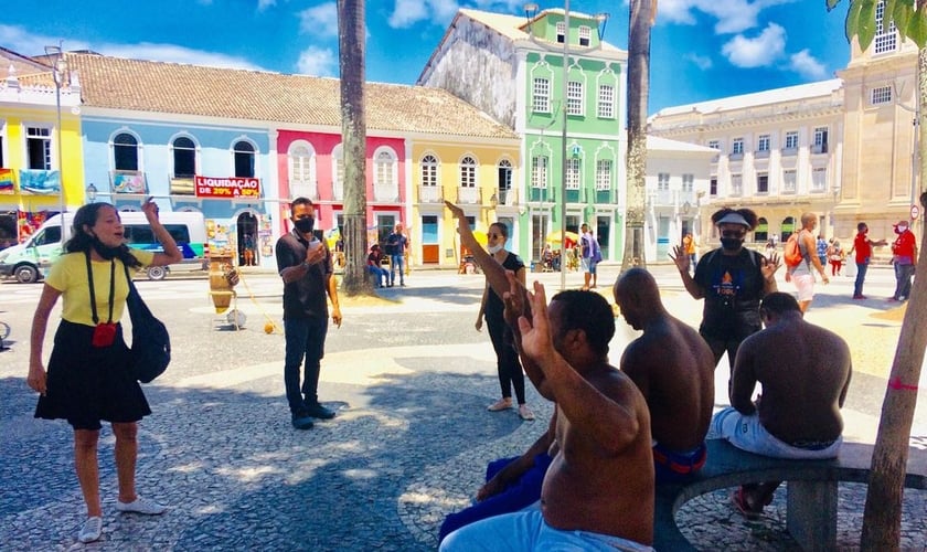 Evangelistas durante pregação pública em Salvador, na Bahia. (Foto: Evangelismo Por Fogo)