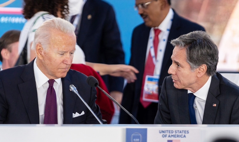 Antony Blinken ao lado de Joe Biden na Cúpula do G20 em Roma. (Foto: Departamento de Estado/Ron Przysucha)