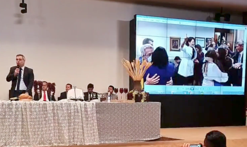 André Mendonça falou sobre a imagem de Michelle Bolsonaro orando em línguas. (Foto: Reprodução/Redes Sociais)