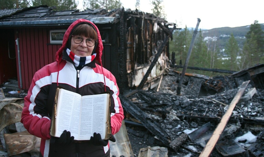 A Bíblia de Valentina Melentjeva ficou quase ilesa pelo incêndio em Kongsberg, Noruega. (Foto: Tor Tjeransen/Adventist Media Exchange)