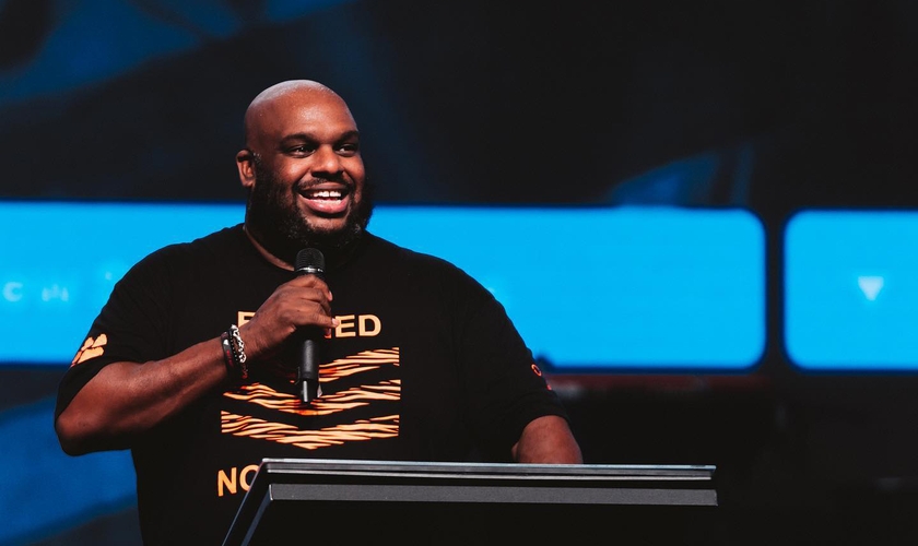Pastor John Gray é líder da Igreja Relentless. (Foto: Relentless Church/Facebook)