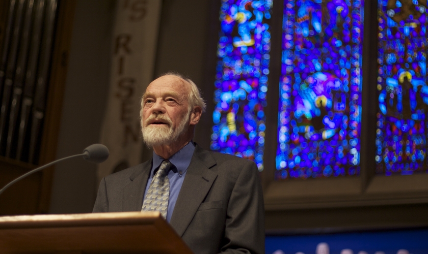 Palestra de Eugene Peterson na University Presbyterian Church em Seattle. (Foto: Clappstar/Wikimedia Commons)