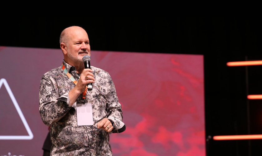 Tom Jones na conferência Voz dos Apóstolos 2022. (Foto: Global Awakening)
