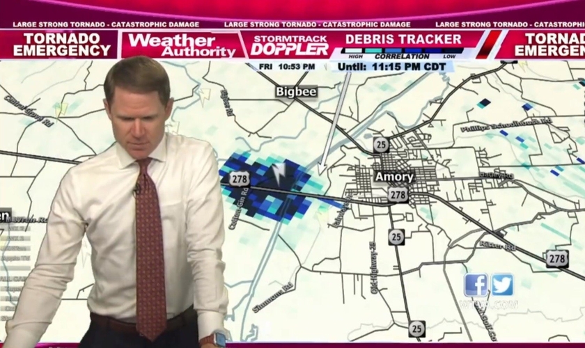 O meteorologista da WTVA ora pelos moradores de Amory, Mississippi, enquanto um tornado os atinge. (Foto: Reprodução/Twitter/BNO News Live)