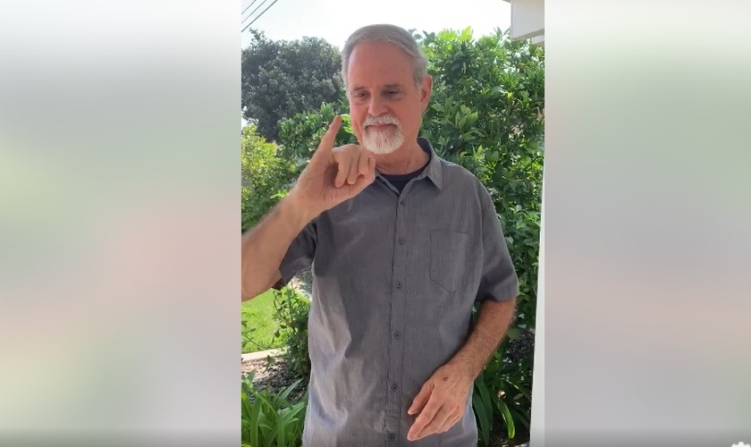 O pastor H. Bill Gipple se comunicando por Língua de Sinais. (Foto: Facebook/Holy Hands & Hearts)