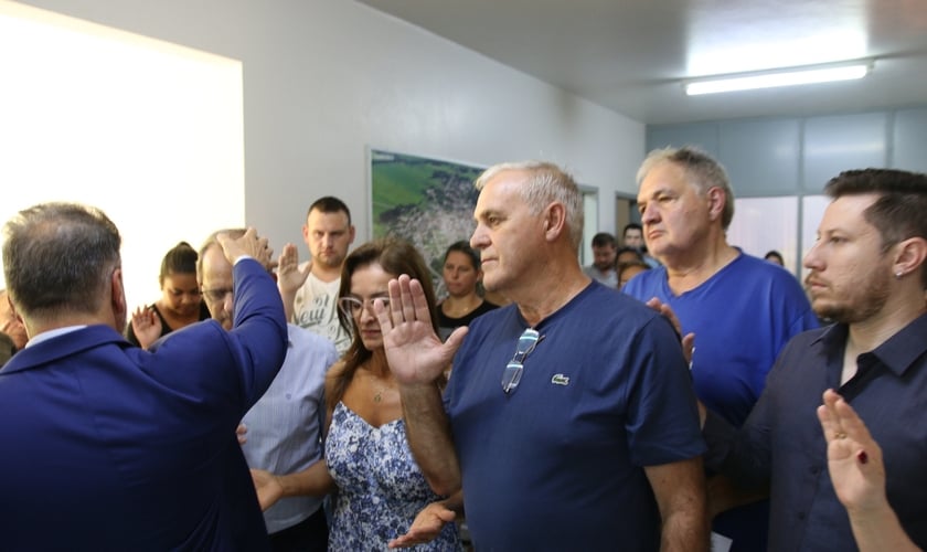 O pastor Joel Engel abençoou a posse de Lourenço Moro como prefeito de Faxinal do Soturno. (Foto: Ministério Engel)