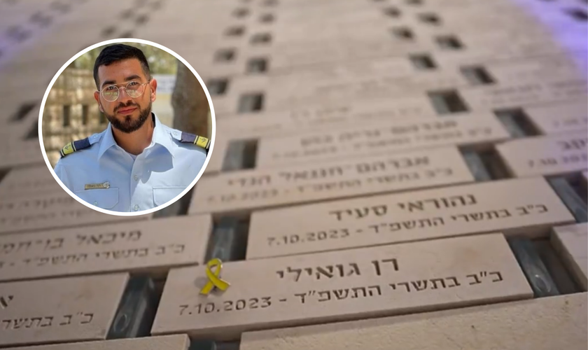 Pin com o laço amarelo, símbolo dos reféns de Gaza, correspondente a Ran Gvili, o último refém a ser devolvido, no painel no National Memorial Hall. (Captura de tela/Vídeo: Ministério da Defesa)