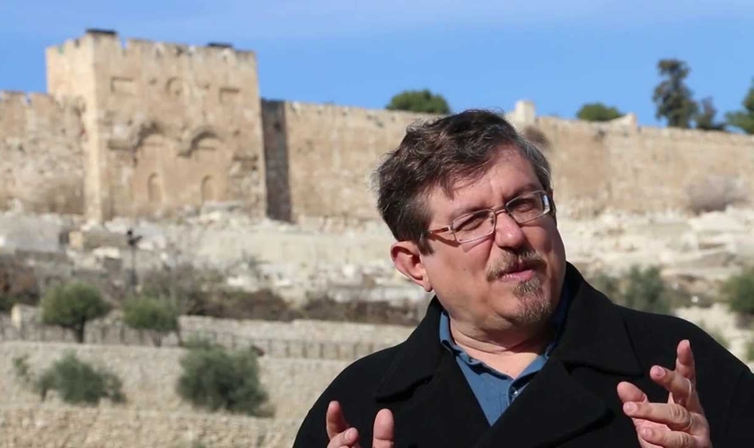 O pastor, linguista e hebraísta Luiz Sayão enxerga o momento de crise como uma oportunidade. (Foto: Reprodução/Youtube)