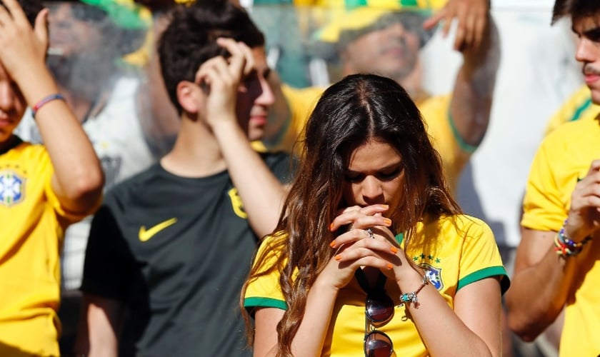 Bruna Marquezine, quando ainda namorada Neymar, orando durante jogo do Brasil. (Foto: Reprodução)