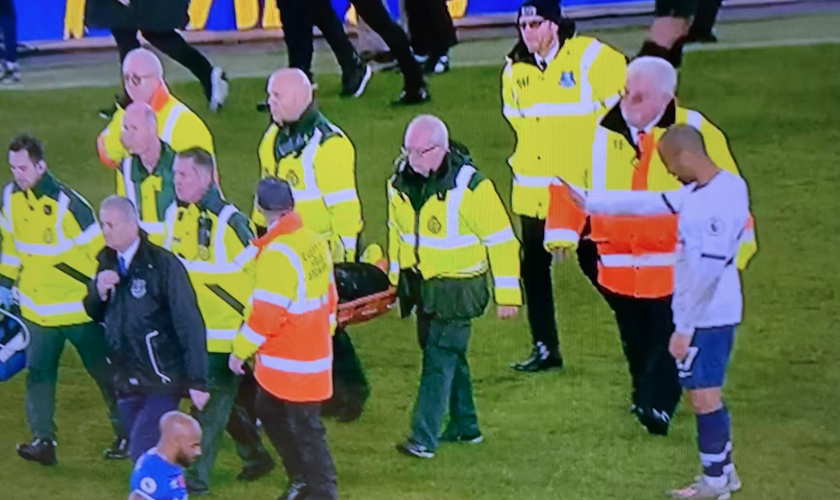 Imagem registra momento em que o meia brasileiro Lucas Moura ora por oponente. (Foto: Reprodução/Twitter)