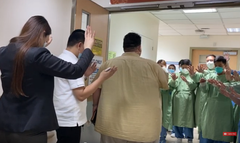 O bispo Joseph Castillo evangelizou e orou pela equipe de um hospital em Manila, nas Filipinas. (Foto: Joseph Castillo/Facebook)