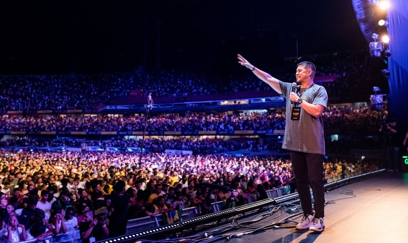 Pastor Teófilo Hayashi durante a edição brasileira do The Send. (Foto: The Send Brasil)