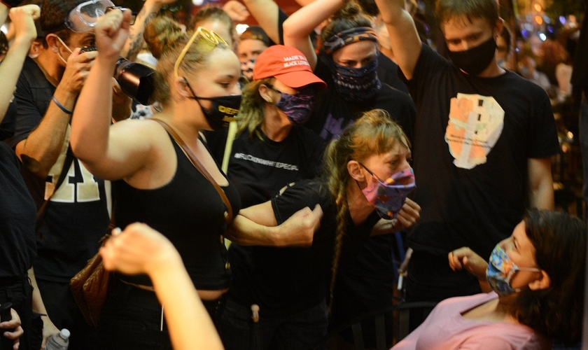 Ativistas confrontam mulher em restaurante por se recusar a levantar o punho em gesto de apoio. (Foto: Fredrick Kunkle/The Washington Post)