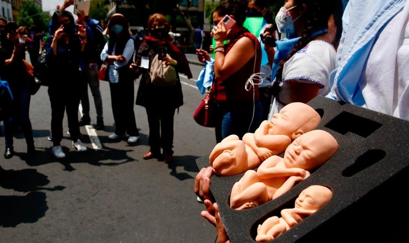 Manifestantes pró-vida em frente ao Supremo Tribunal de Justiça do México. (Foto: EFE/Carlos Ramírez)