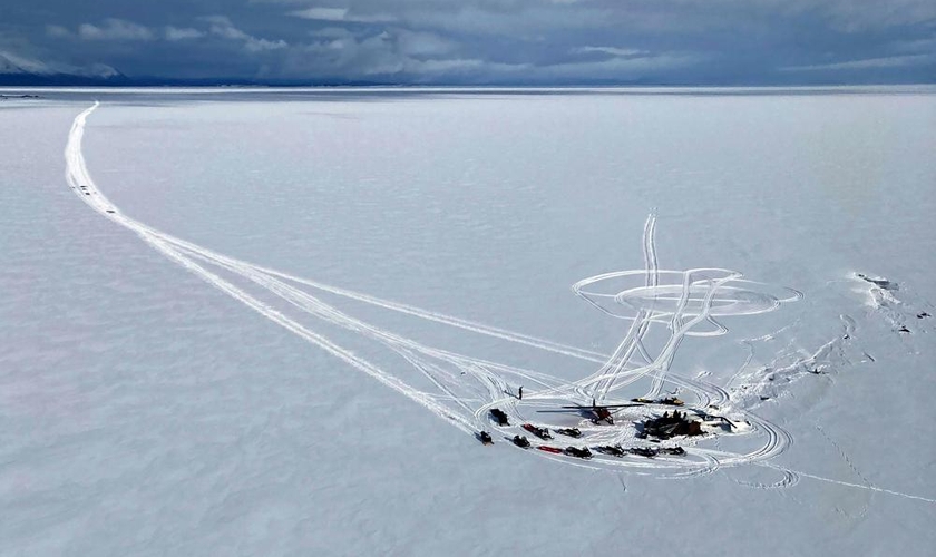 Foto das Tropas Estaduais do Alasca do local do acidente de avião. (Foto: Trooper Travis Lons/Alaska State Troopers via AP)