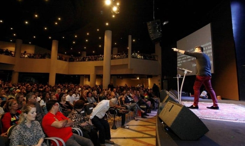 Pastor Felippe Valadão durante pregação na Igreja Lagoinha Niterói. (Luiz Ackermann / Agência O Globo)