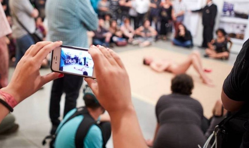 Artista nu durante a performance “La bête”, onde foi tocado por crianças. (Foto: Atraves\\)