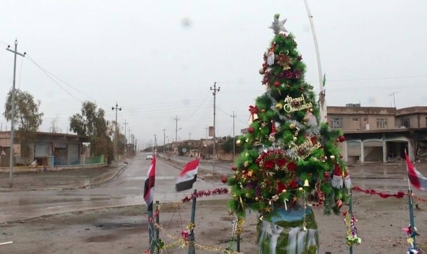 Árvore do lado de fora da Igreja Mart Shmony marca o retorno do Natal para Bartella, no Iraque. (Foto: Mohammed Tawfeeq/CNN)