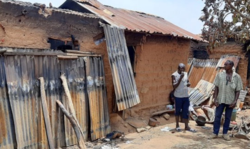 Casas de uma aldeia cristã foi incendiada após ataque por militantes Fulani. (Foto: Barnabas Fund)