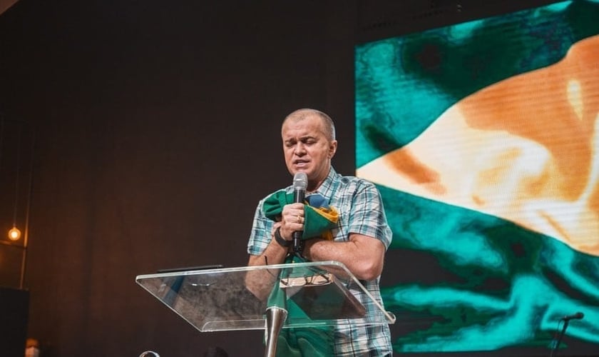 Com a bandeira do Brasil em mãos, pastor do MEVAM faz oração. (Foto: Instagram/Luiz Hermínio)