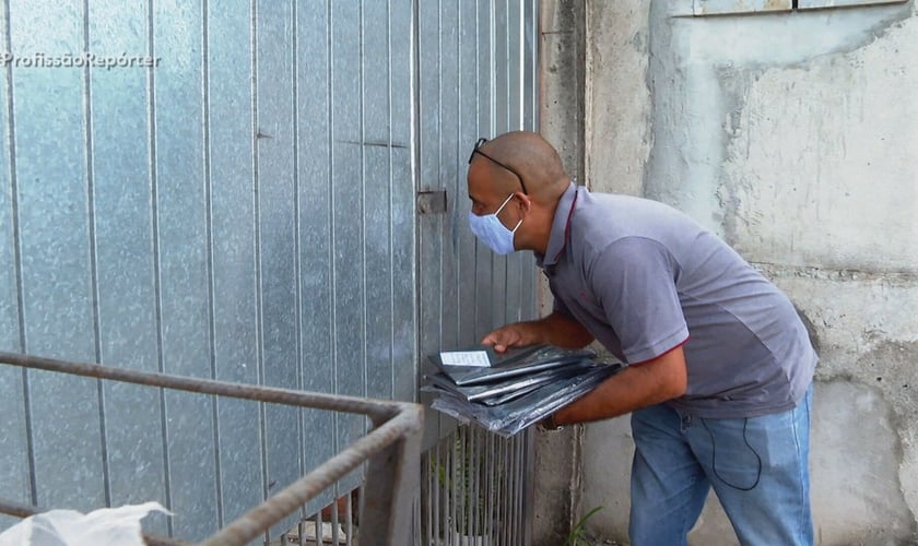 Pastor Adalto Oliveira Brito vende sacos de lixo para ajudar a pagar contas de sua igreja. (Foto: Profissão Repórter/Globo)