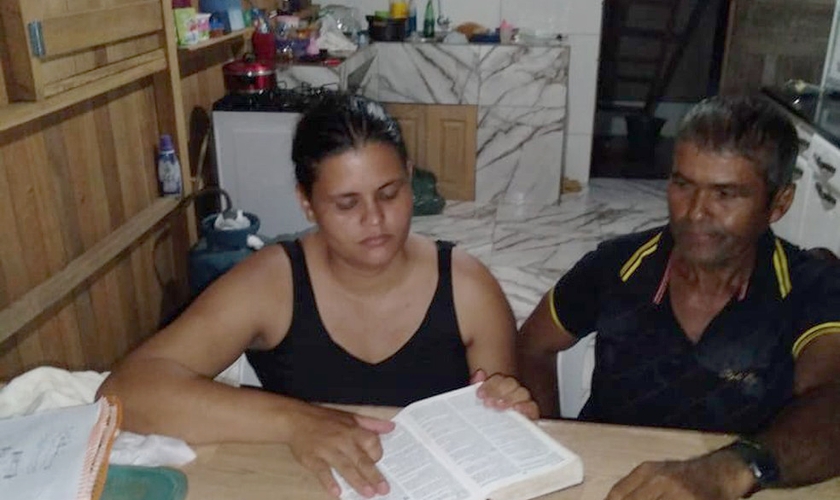Rosa Maria lê a bíblia para o marido Alfredo Silva, de 60 anos, há 12 anos. (Foto: Reprodução/Arquivo pessoal)