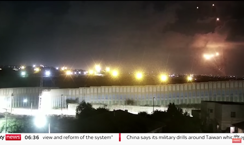 Conflito entre israelenses e grupo palestino. (Foto: Captura de tela/YouTube/Sky News)