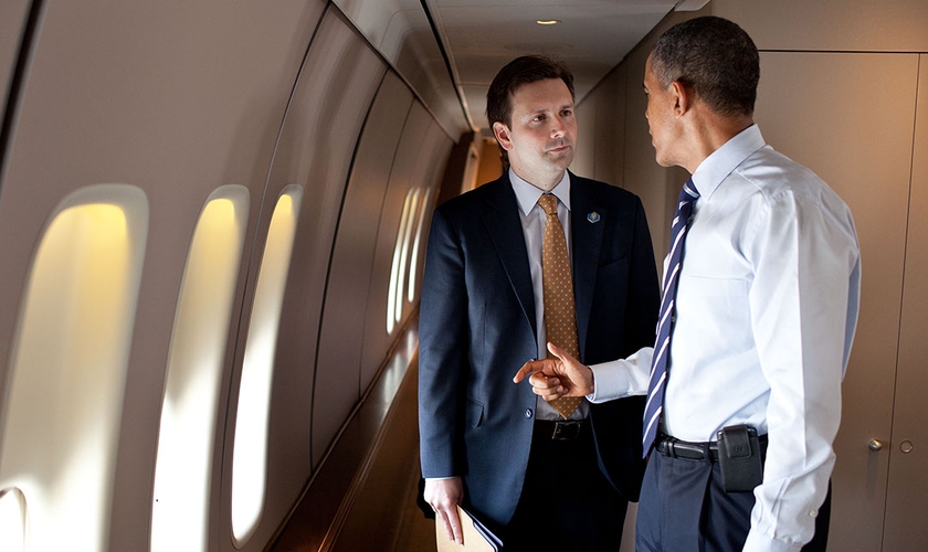 Presidente dos Estados Unidos, Barack Obama, em conversa com o porta-voz da Casa Branca, Josh Earnest. (Foto: Pete Souza/White House)