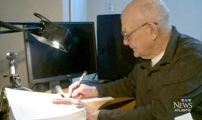 Rodrigue encontrou uma paixão por manuscrever a Bíblia, como forma de lidar com o câncer. (Foto: CTV Atlantic News)