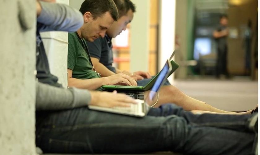 Programadores cristãos estão unindo seus conhecimentos sobre tecnologia para o Reino de Deus. (Foto: Code for the Kingdom)