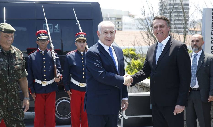 O presidente eleito Jair Bolsonaro recebe a visita do primeiro-ministro de Israel, Benjamin Netanyahu, em Copacabana. (Foto: Fernando FrazÃ£o/AgÃªncia Brasil)
