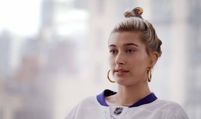 Hailey Bieber fala sobre sua fé e propósito na indústria da moda em “Now With Natalie” no canal da Hillsong. (Foto: Hillsong Channel)