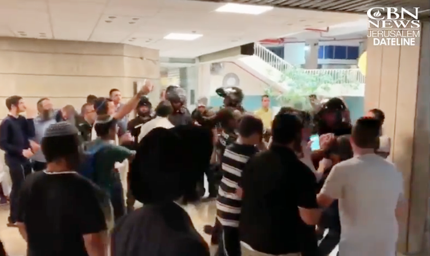 Manifestantes judeus hostilizaram crentes messiânicos na entrada de uma congregação em Jerusalém. (Foto: Reprodução/CBN News)