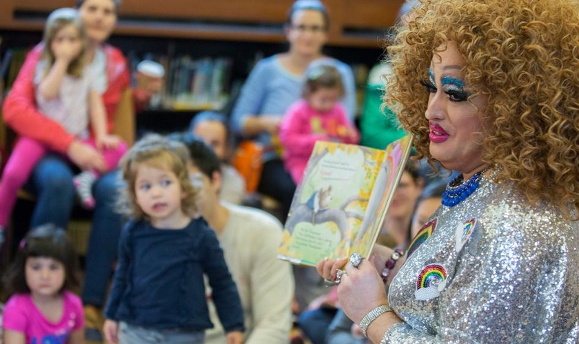 Transformista lê para as crianças durante Drag Queen Story Time na Biblioteca Pública do Brooklyn, em Nova York. (Foto: AP Photo)
